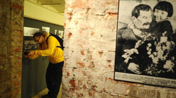 Vadonis Staļins un meitene. Skats fotogrāfa un vēsturnieka Deivida Kinga darbu izstādē pirms diviem gadiem Maskavā. Foto: ITAER-TASS/LETA