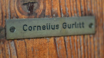 Uzraksts uz Kornēliusa Gurlita durvīm. Foto: AFP/LETA