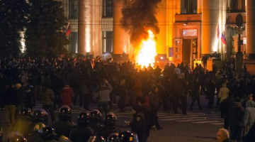 Separātisti naktī pie Harkovas apgabala administrācijas ēkas dedzināja riepas. Foto: EPA/LETA