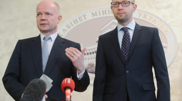 Britu ārlietu ministrs Viljams Heigs (no kreisās) un Ukrainas premjerministrs Arsēnijs Jaceņuks tikšanās laikā Kijevā. Foto: EPA/LETA