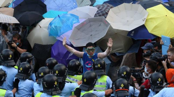 Demonstranti pret policiju Honkongā. Foto: AFP/LETA