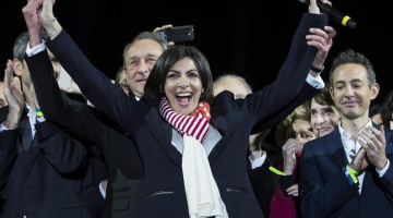 Anna Idalgo priecājas par sociālistu uzvaru Parīzē. Foto: EPA/LETA