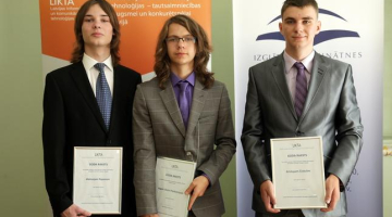 Latvijas skolēnu komandas pārstāvji - Aleksejs Popovs (no kreisās), Ingus Jānis Pretkalniņš un Kristaps Čivkulis apbalvošanas ceremonijas laikā par piedalīšanos 26.pasaules informātikas olimpiādē Taivānā. Viņi Vispasaules skolēnu informātikas olimpiādē ieguva trīs sudraba medaļas. Foto: Ieva Čīka, LETA