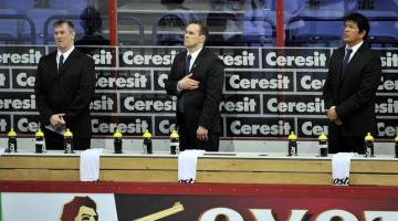 Toms Kūlens (no kreisās), Artūrs Irbe un Teds Nolans 2013.gada Pasaules čempionāta hokeja spēlē starp Latvijas un Somijas hokeja izlasēm. Foto: Romāns Kokšarovs, F64