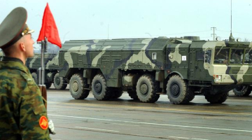 Krievijas ballistiskās raķetes "Iskander" tiek demonstrētas parādē Maskavā. Foto: AFP/LETA