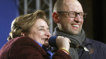 Arsēnijs Jaceņuks (no labās) kopā ar Lietuvas Seima spīkeri Loretu Graužinieni pērnā gada nogalē Maidanā. Foto: EPA/LETA