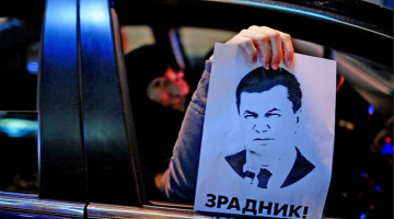 Protestētāji Kijevā rāda Ukrainas prezidenta Viktora Janukoviča portretu. Foto: ITAR-TASS/LETA