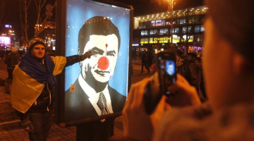 Viktora Janukoviča portrets vēl neizpostīta Maidanā. Foto: AFP/LETA