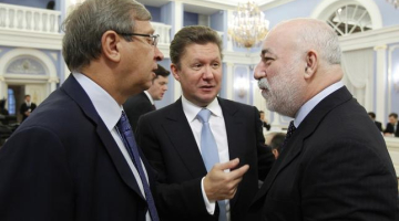 Vladimirs Jevtušenkovs (no kreisās), kurš izrādījis interesei par "Lattelecom" valsts daļām, sarunā ar citiem Krievijas miljonāriem - "Gazprom" šefu Alekseju Milleru un Skolkovas augsto tehnoloģiju inovāciju centra prezidentu Viktoru Vekselbergu. Foto: ITAR-TASS/LETA