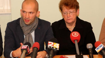Zane Kalinka (no labās) un Andris Kalinka preses konferencē. Foto: Ģirts Ozoliņš, F64