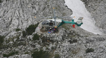 Glābēji kalnos. Foto: EPA/LETA