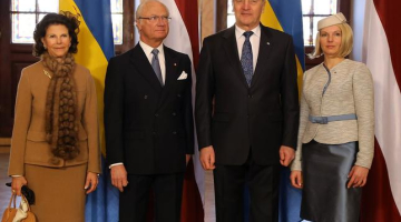 Latvijas Valsts prezidents Andris Bērziņš ar kundzi Daci Seisumu (no labās), Zviedrijas karalis Kārlis XVI Gustavs un karaliene Silvija oficiālās fotografēšanās laikā Melngalvju namā. Foto: Evija Trifanova, LETA
