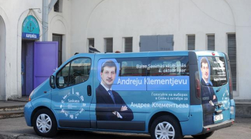 Mikroautobuss ar partijas "Saskaņa" līdera Andreja Klementjeva politisko reklāmu pirms Saeimas vēlēšanām. Foto: Ieva Lūka, LETA