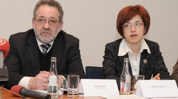 Josifs Korens (no kreisās) un Saeimas deputāte Irina Cvetkova. Foto: Evija Trifanova, LETA