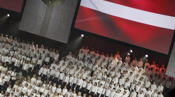 Skats no Pasaules koru olimpiādes atklāšanas ceremonijas ar Latvijas valsts karogu. Foto: Emīls Desjatņikovs, F64