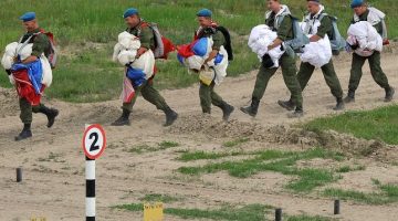 Krievijas desantnieki mācībās. Foto: ITAR-TASS/LETA