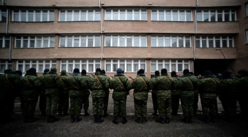 Krima. Simfereopole. Prokrieviskie militāristi pulcējas. Foto: AFP/LETA