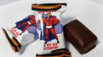 Krievijas saldumu ražotāji pacentušies - saražotas konfektes ar uzrakstu "Krima - a nu ka atņem!". Foto: EPA/LETA