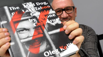 Skandalozais krievu mākslinieks Oļegs Kuļiks savas grāmatas "The Mad Dog, or Last Taboo Guarded by Alone Cerberus" prezentācijā šogad Multimediju mākslas muzejā Maskavā. Foto: ITAR-TASS/LETA