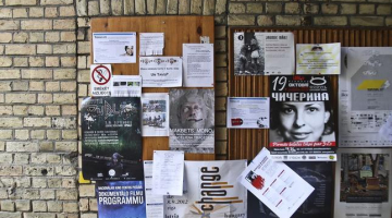 Sludinājumu dēlis Kultūras akadēmijā. Foto: Emīls Desjatņikovs, F64