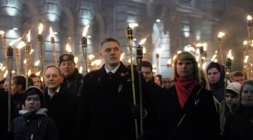 Lāpu gājienā šogad pie Nacionālā teātra. Priekšgalā - Nacionālās apvienības pārstāvji. Foto: Evija Trifanova, LETA