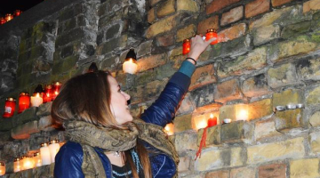 Lāčplēša dienā pie Rīgas pils mūra pērn. Foto: Inga Nestere, F64
