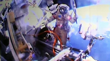 Foto no Sočiem būs ierobežoti tāpat kā ar olimpiskās lāpas ceļošanu kosmosā. Te redzams kosmonauts Oļegs Kotovs ar neaizdegtu lāpu kosmosa kuģī. Foto: EPA/LETA