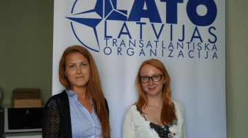 Katrīna Allikas, LATO ģenerālsekretāre (no labās) un Līna Kārkliņa, LATO projektu vadītāja. Foto: Lāsma Gaile