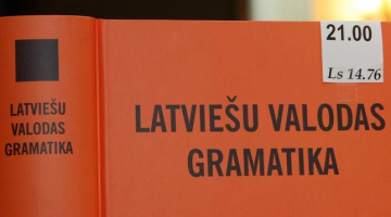 Latvijas Universitātes Latviešu valodas institūta izdevums "Latviešu valodas gramatika". Foto: Edijs Pālens, LETA