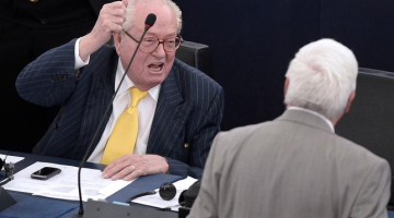 Francijas galēji labējās Nacionālās frontes goda prezidents Žans Marija Lepens 1.jūlijā Strasbūrā uzrunā Eiropas Parlamenta deputātus jaunā sasaukuma sesijas atklāšanā. Foto: AFP/LETA
