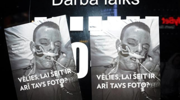 Plakāti pie "legālo narkotiku" tirdzniecības vietas Marijas ielā kampaņas pret "legālajām narkotikām" laikā. Foto: Ieva Lūka, LETA