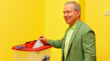 Aivars Lembergs balso EP vēlēšanās. Foto: Aivars Ķesteris, F64