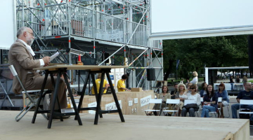 Jāzepam Vītolam veltītais pasākums Esplanādes vasarnīcā pagājušajā vasarā. Foto Ieva Čīka, LETA