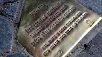 Piemiņas zīme pie nama Brīvības bulvārī 32, kur no 1941.līdz 1944.gadam tika slēpti režīma vajātie ebreji. Foto Evija Trifanova, LETA