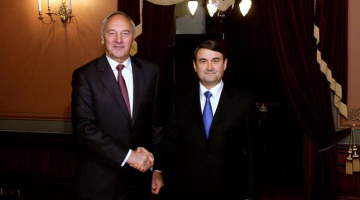 Valsts prezidents Andris Bērziņš (no kreisās) un Vladimira Putina palīgs Igors Levitins. Foto: Toms Kalniņš, Valsts prezidenta kanceleja