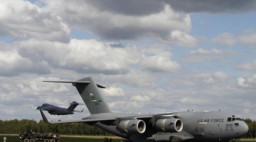 Lielvārdes lidlaukā septembra sākumā nolaidusies ASV militārā lidmašīna NATO mācību ietvaros. Foto: EPA/LETA