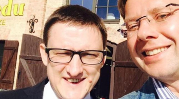 "Melnie pīāristi" Jurģis Liepnieks un Nils Ušakovs. Foto no Twitter