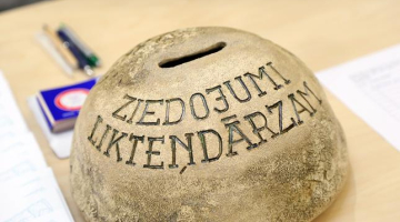 Ziedojumi Likteņdārzam. Foto: Evija Trifanova, LETA