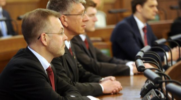 Likumgrozījumu virzītājs Andrejs Judins (centrā) Saeimas sēdē kopā ar "Vienotības" partijas biedru Alekseju Loskutovu (priekšplānā). Foto: Edijs Pālens, LETA