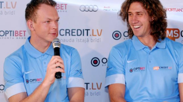 Pludmales volejbolisti Jānis Šmēdiņš (no kreisās) un Aleksandrs Samoilovs. Foto: Edijs Pālens, LETA
