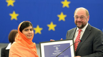 Malala Jusafzai kopā ar EP spīkeru Martinu Šulcu, saņemot Saharova balvu. Foto: AFP/LETA