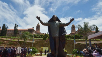 Nelsonam Mandelam Pretorijā atklātais 9 metrus augstais piemineklis. Foto: AFP/LETA