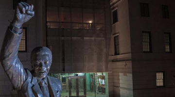 Mandelas statuja pie Dienvidāfrikas vēstniecības Vašingtonā, ASV. Foto: LETA-AFP.
