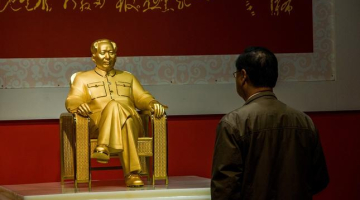 Mao Dzeduna zelta statuja, ko ķīnieši uztaisījuši vadoņa jubilejai par godu. Foto: AFP/LETA