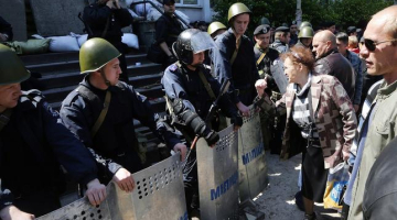 Pirms pāris dienām pie Mariupoles adminstrācijas ēkas. Ukrainas miliči apsargā ēku no prokrieviskajiem separātistiem. Foto: AFP/LETA
