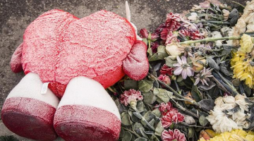Pie Zolitūdes lielveikala joprojām atrodas ziedi bojāgājušo piemiņai. Foto: Emīls Desjatņikovs, F64