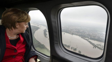 Vācijas kanclere Angela Merkele pērnvasar helikopterā no gaisa pētīja plūdu nodarītos zaudējumus Vācijai. Foto: EPA/LETA