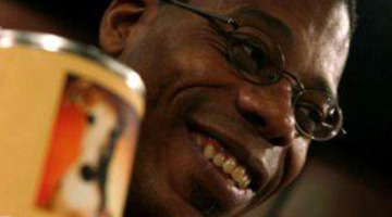 Vienu no lomām izrādē spēlē Džordžs Stīls. Publicitātes foto