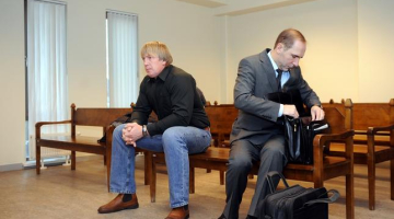 Apsūdzētie bijušais Jūrmalas mērs Raimonds Munkevics (no labās) un bijušais "Jūrmalas ātrās palīdzības" valdes loceklis Normunds Pīrants pirms Jūrmalas pilsētas tiesas sēdes. Foto: Edijs Pālens, LETA