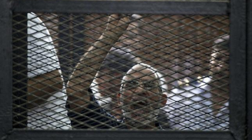 Musulmaņu brālības līderis Muhameds Badie tiesas sēdē. Foto: AFP/LETA